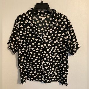 Tabitha Web Sleepwear Woman’s Black & Whitee Heart Pajama Top. Size Large.